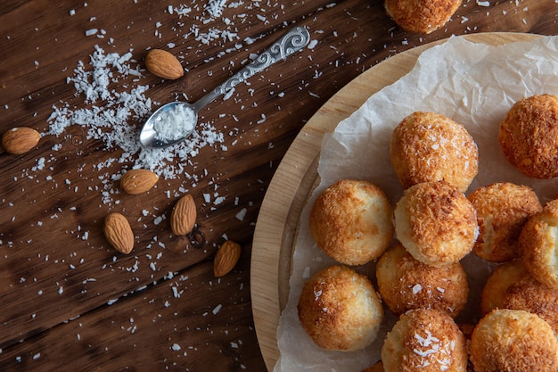 Coconut cookies with almonds