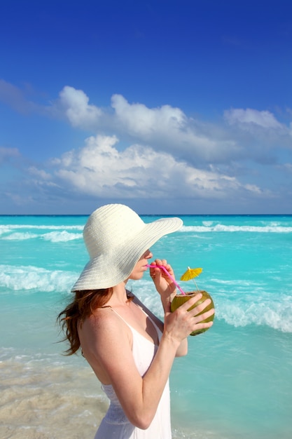 Photo coconut fresh cocktail profile beach woman drinking