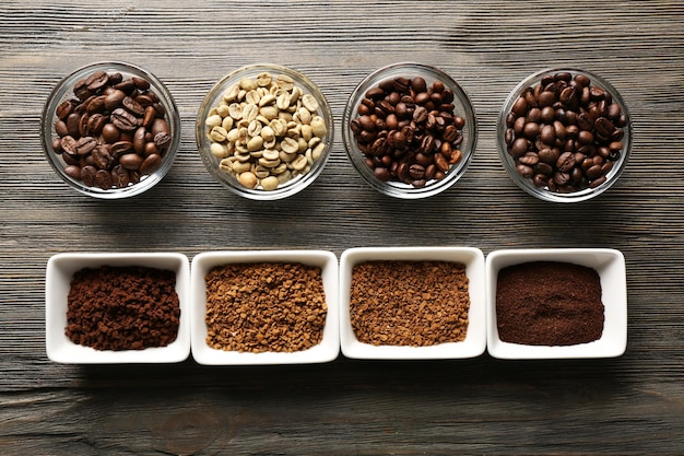 Photo coffee beans in saucers on wooden background