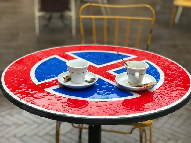 Photo coffee cups on wet table