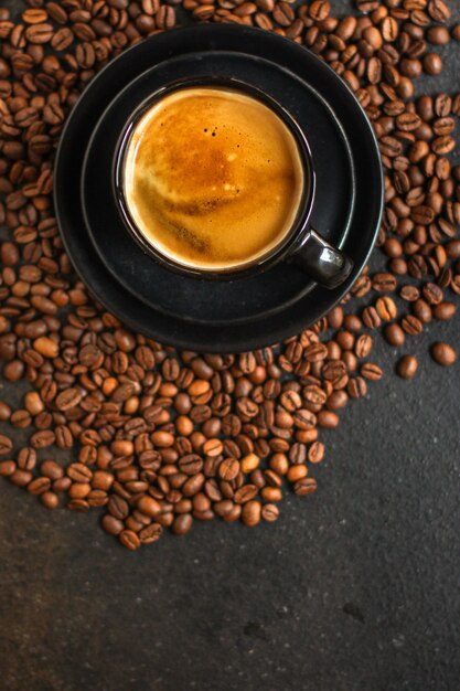 coffee drink in white cup and sprinkle coffee beans on the table