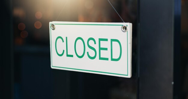 Photo coffee shop closed sign and front door for notice on board information and guide for news at store poster window and message at storefront in closeup at small business cafeteria and restaurant