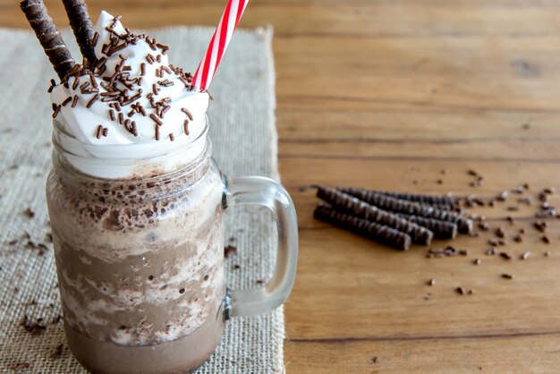 Photo cold frappe coffee with whipped cream. iced frappuccino.