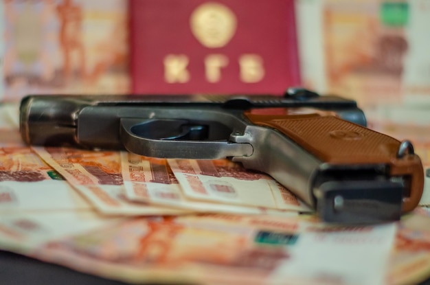 Collage of Russian banknotes worth 5000 rubles and a pistol.