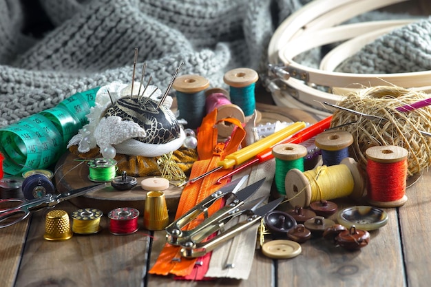 Photo a collection of sewing supplies including a sewing needle, thread, and needle.