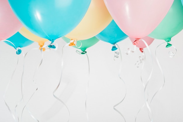 Photo colorful balloons with ribbons on gray background