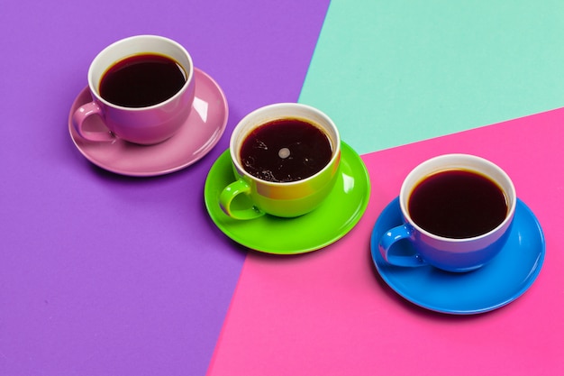 Photo colorful coffee cups and saucers