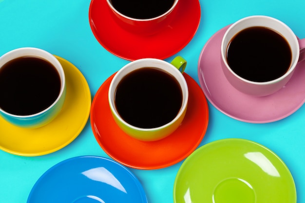 Photo colorful coffee cups and saucers