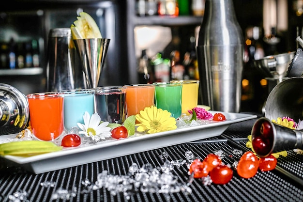 Photo colorful drinks tray on bar counter