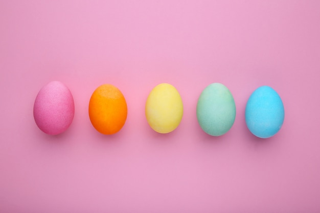 Photo colorful easter eggs on a pink