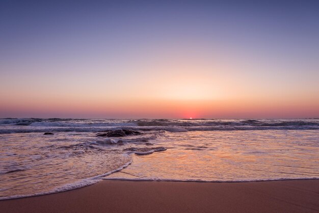 Photo colorful ocean beach sunrise