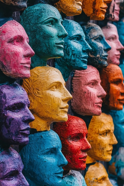 Photo colorful plaster heads representing diversity and multicultural society issues