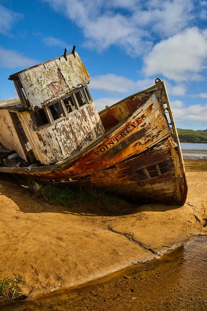 Photo colorful shipwreck on sandy beach at point reyes in california