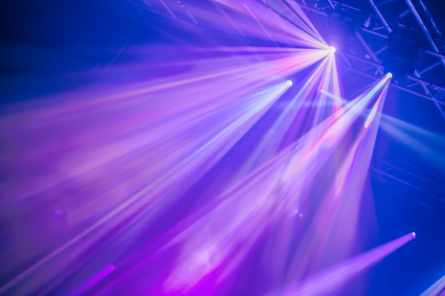 Photo colorful stage lights with purple and blue beams creating dynamic and vibrant atmosphere