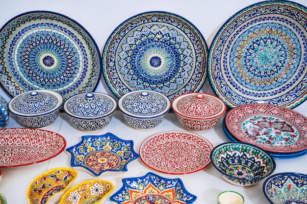 Photo colorful traditional arabic uzbek ceramic plates at oriental souvenir tableware store at pottery workshop in uzbekistan