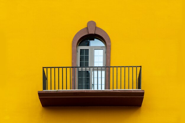 Photo colorful windows and walls of mediterranean architecture