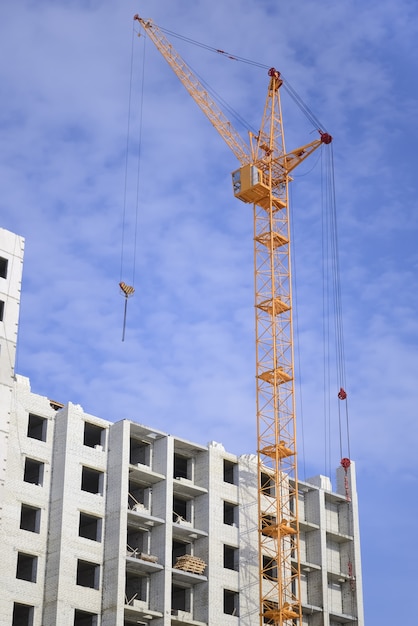 Column crane and multi-storey building