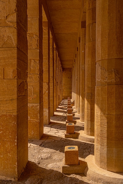 Photo columns of the mortuary temple of hatshepsut in luxor. egypt