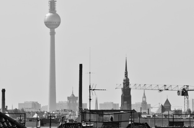 Photo communications tower in city against clear sky