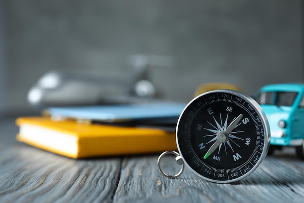 Photo a compass on a table with an airplane