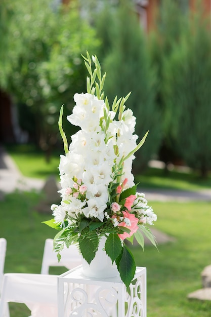 Composition of fresh flowers for a wedding ceremony