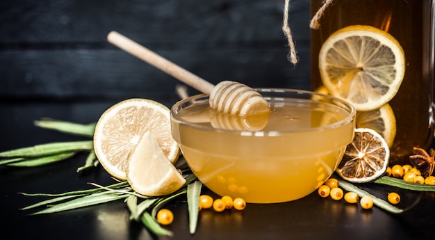 the composition of tea with lemon and honey