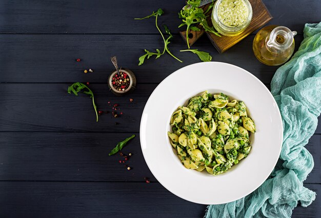 Photo conchiglie pasta with spinach and green pea pesto. italian cuisine.