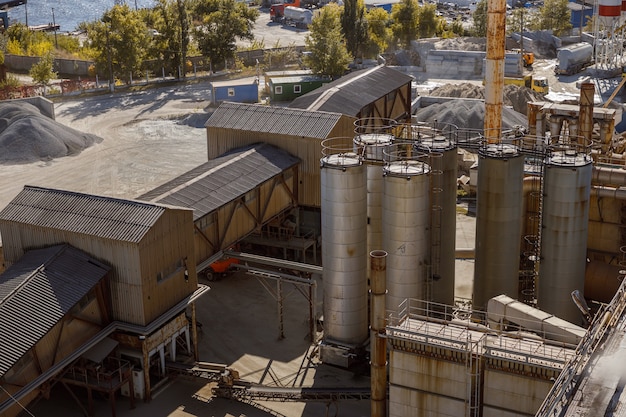 Photo concrete plant with industrial buildings and metallic silos