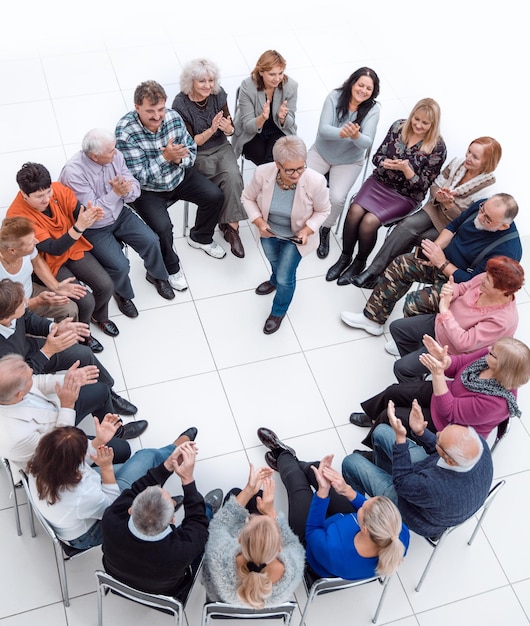 Photo confident older woman standing in a circle of likeminded people