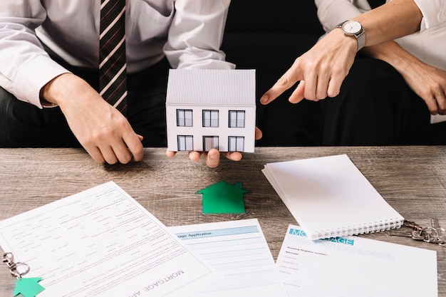 Photo confident realtor offering good house in credit