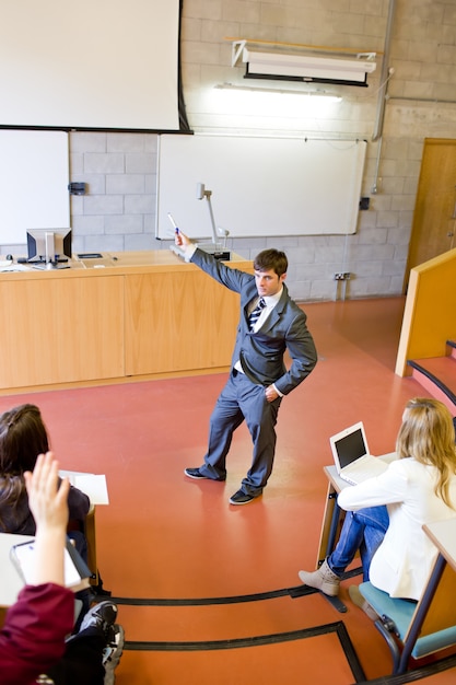 Photo confident teacher giving a lesson to university students