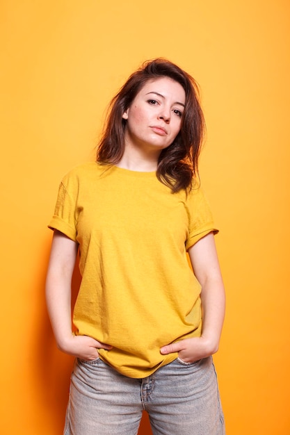 Photo confident woman on orange background