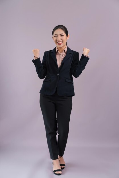 Photo confident young asian businesswoman making hand gesture enthusiastic