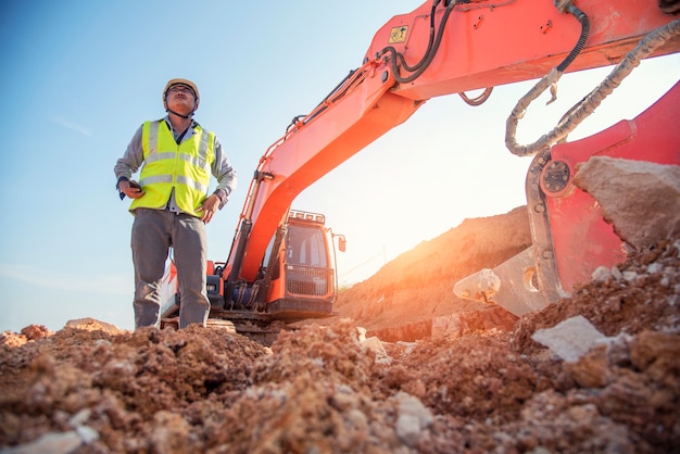 Photo construction engineer wear personal protective equipment stand at construction road site