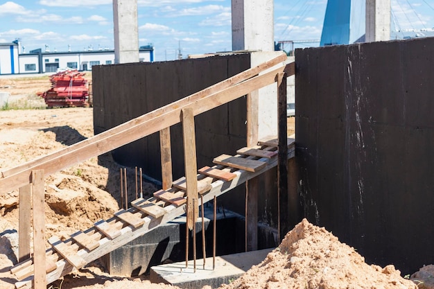 Construction of a monolithic concrete building Modern monolithic construction Reinforced concrete walls Fendaments and grillages during the construction of the building