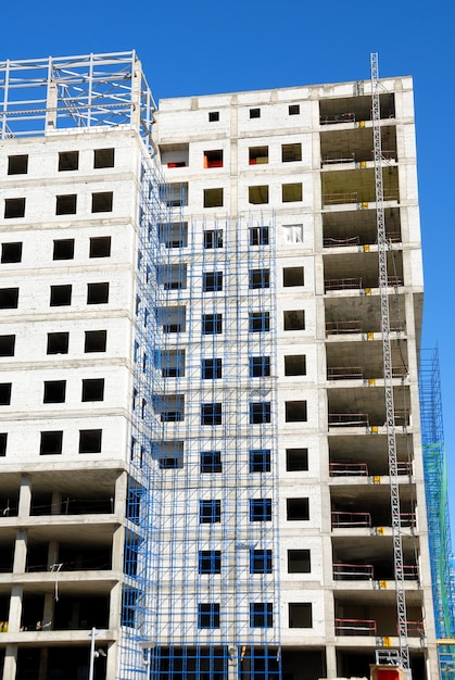 Construction of office building from glass and concrete