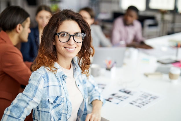 Photo contemporary woman posing in meeting