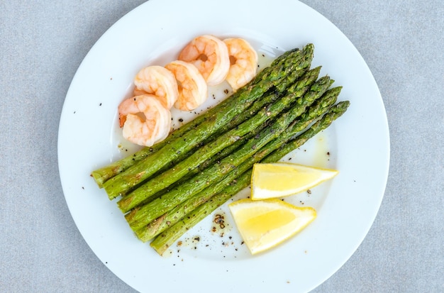 Cooked asparagus with prawn