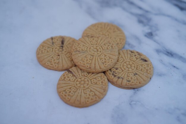 Photo cookies with dark chocolate chips on white marble background sweet food