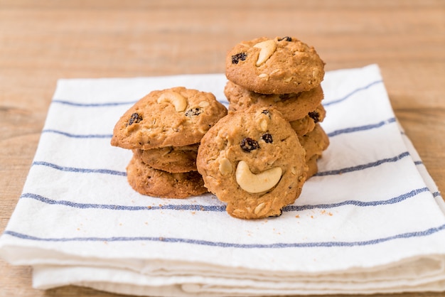 cookies with raisin and cashew nuts