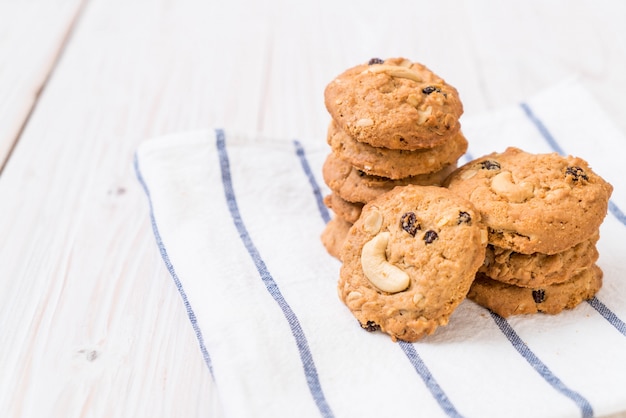 cookies with raisin and cashew nuts