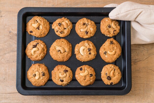 cookies with raisin and cashew nuts