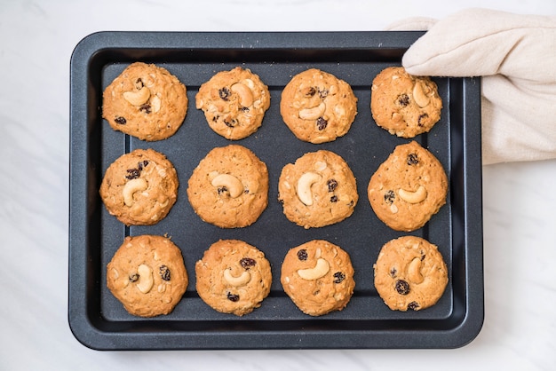 cookies with raisin and cashew nuts