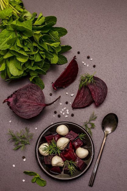 Photo cooking food concept. healthy salad with baked beetroot, baby mozzarella, fresh greens