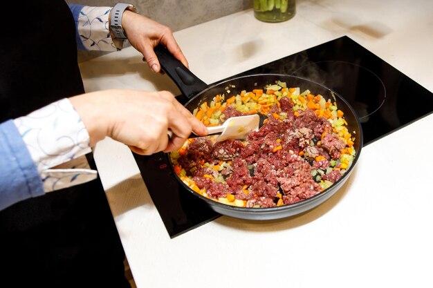 Photo cooking stuffing for lasagna cook fry minced meat with vegetables