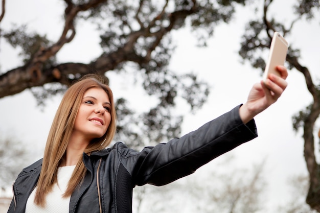 Cool woman by becoming a photo with the phone