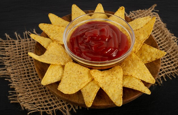 Photo corn chips, nachos chips, maize snack, corn crisps or totopos