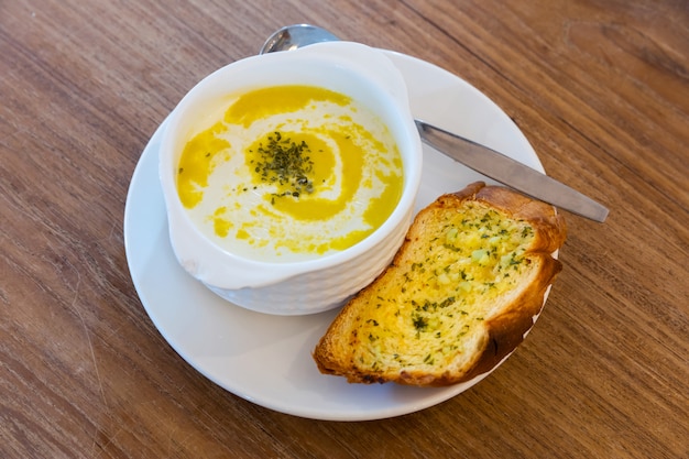 Corn soup with garlic bread 