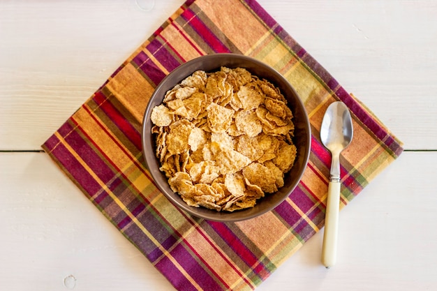 Cornflakes in a bowl. Healthy eating. Vegetarinskaja food.