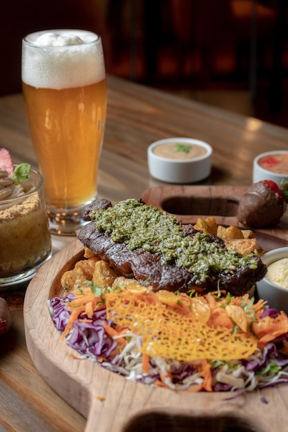 Cortes de carne a la parrilla en una mesa de madera, en un restaurante de carnes.